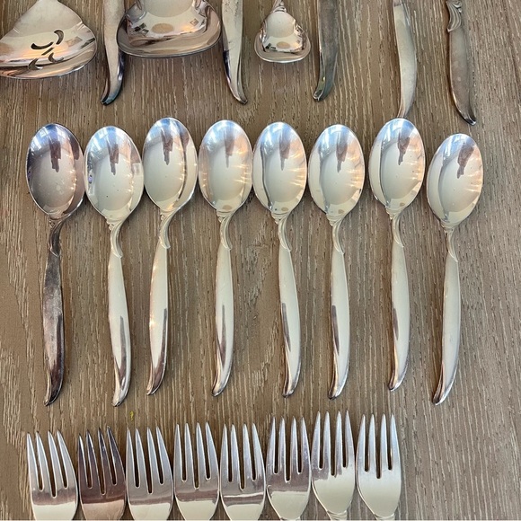 1956 Roger Bros. Silver Plate Service For 8 and Serving Ware in Flair Pattern - Picture 6 of 11